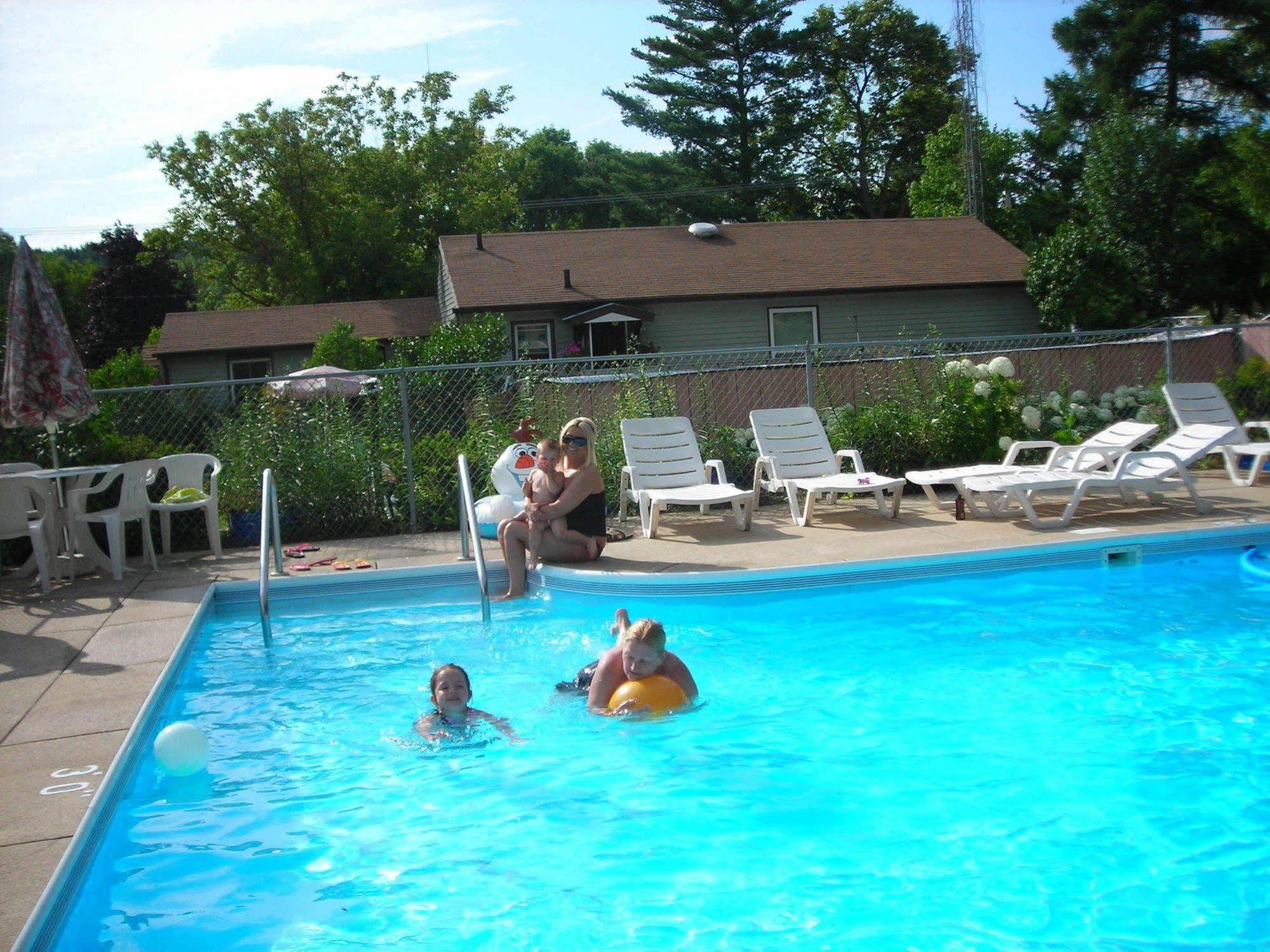 Deer Trail Motel วิสคอนซินเดลส์ ภายนอก รูปภาพ